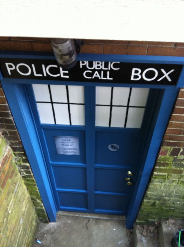 13 formas nicas de hacer que tu puerta de entrada destaque, Hazte un poco friki con un cambio de imagen de la TARDIS