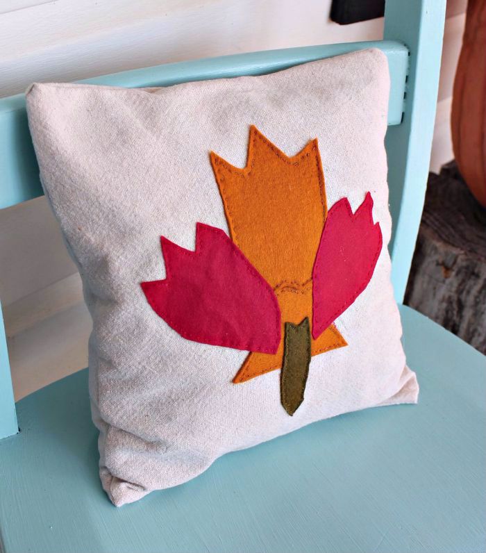 travesseiro de folha de bordo com tema de outono feito de retalhos de tecido
