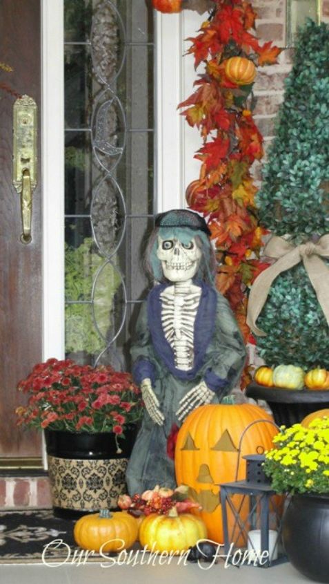 estas 17 ideas para el porche de otoo te darn esa deliciosa sensacin de otoo, Este espeluznante pero bonito esqueleto de Halloween