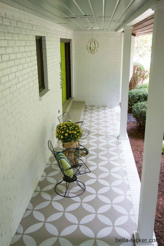 25 maneras impresionantes de mejorar tu casa usando plantillas, Cambio de imagen del porche delantero pintado con plantilla