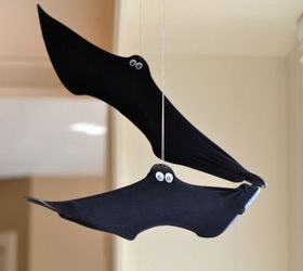 Idea de decoración de Halloween barata: Murciélagos reciclados de perchas de alambre