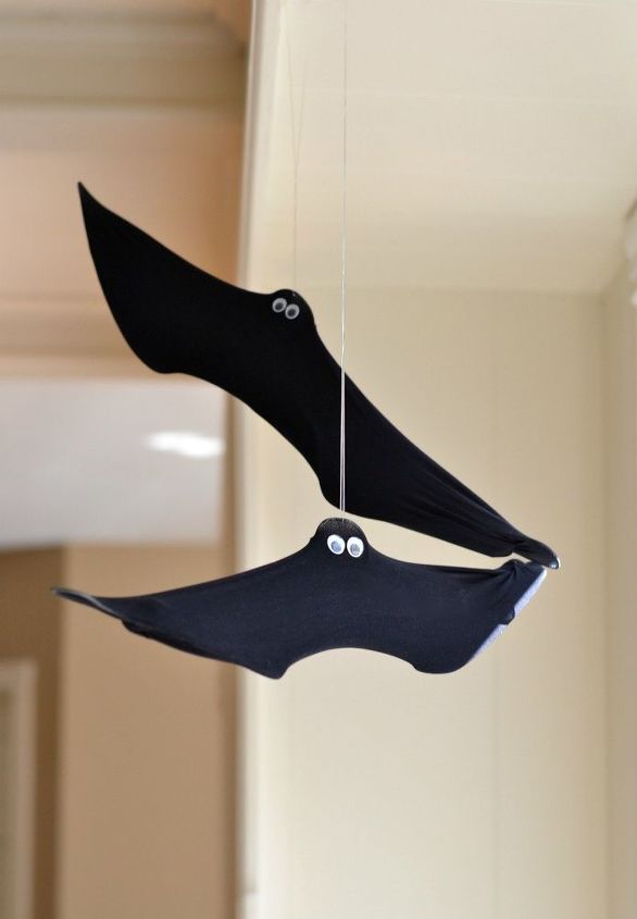 ideia barata de decorao de halloween morcegos reciclados de cabides de arame