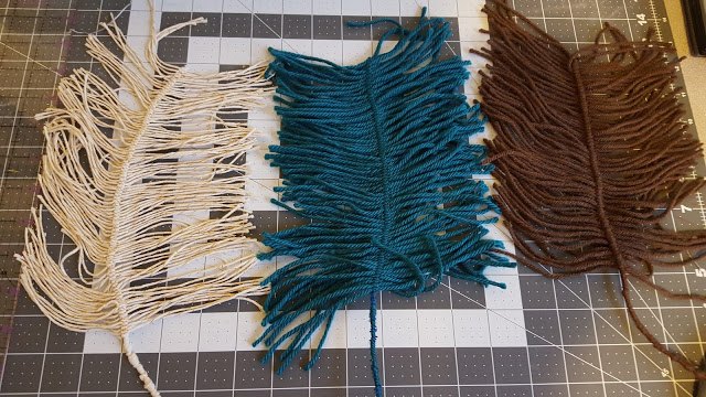 yarn feather tutorial wreath, crafts, how to, seasonal holiday decor, wreaths