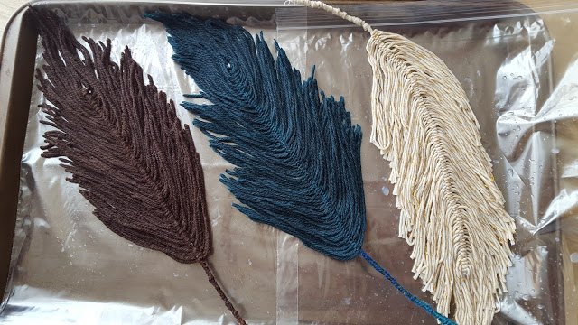 yarn feather tutorial wreath, crafts, how to, seasonal holiday decor, wreaths