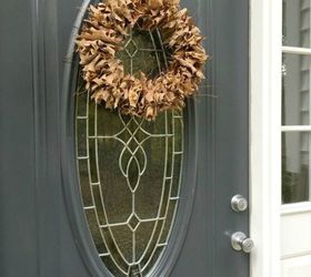 31 maneras de hacer una hermosa corona para la puerta de entrada, Desliza las hojas viejas sobre un alambre