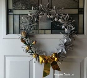31 maneras de hacer una hermosa corona para la puerta de entrada, Reutiliza los rollos de papel higi nico para hacer una corona de flores