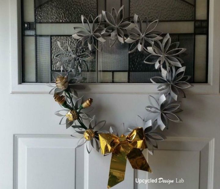 31 maneras de hacer una hermosa corona para la puerta de entrada, Reutiliza los rollos de papel higi nico para hacer una corona de flores