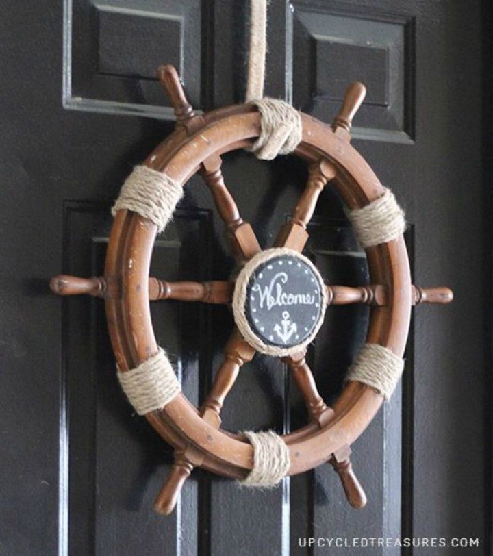 31 maneiras de fazer uma linda guirlanda de porta da frente, Coroa n utica reciclada do leme de um navio