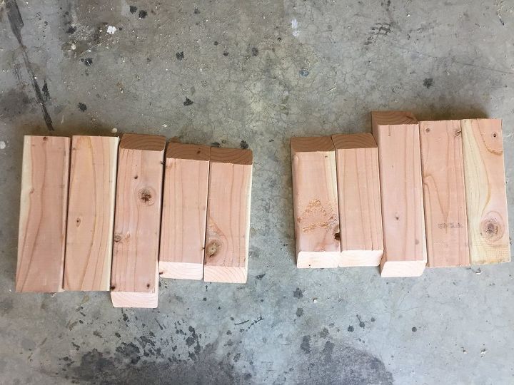 banco de madera extra largo para exteriores diy, 2x4s cortados para construir 2 de las 3 patas del banco