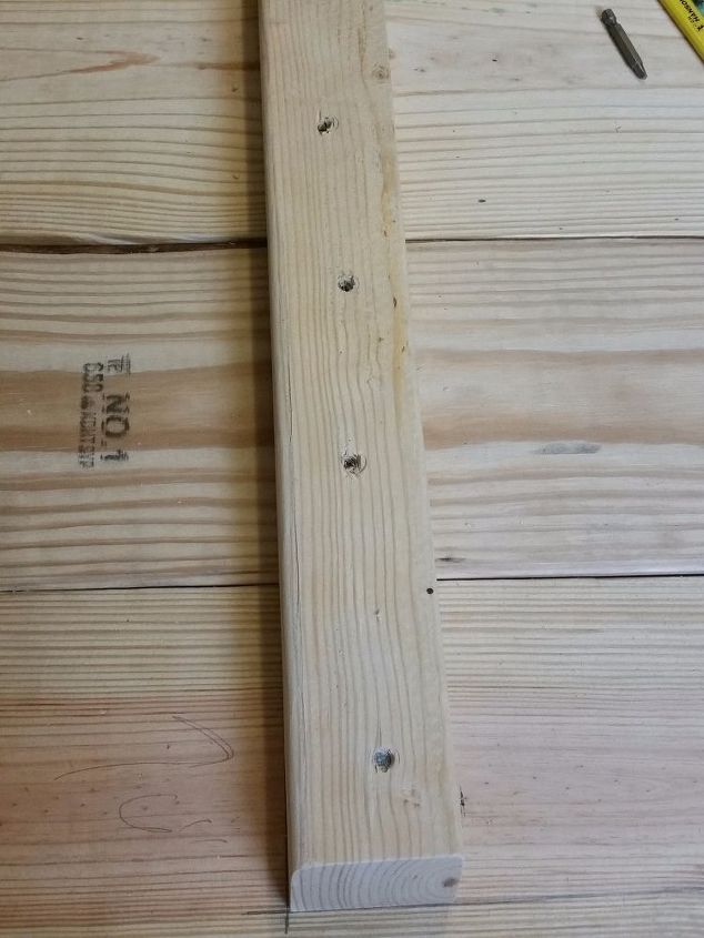 cama de plataforma diy e acabamento em madeira de verniz