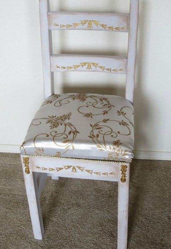 12 maneras de renovar las sillas de tu comedor antes de las fiestas, La silla de carretera se convierte en una silla de princesa con plantillas de yeso