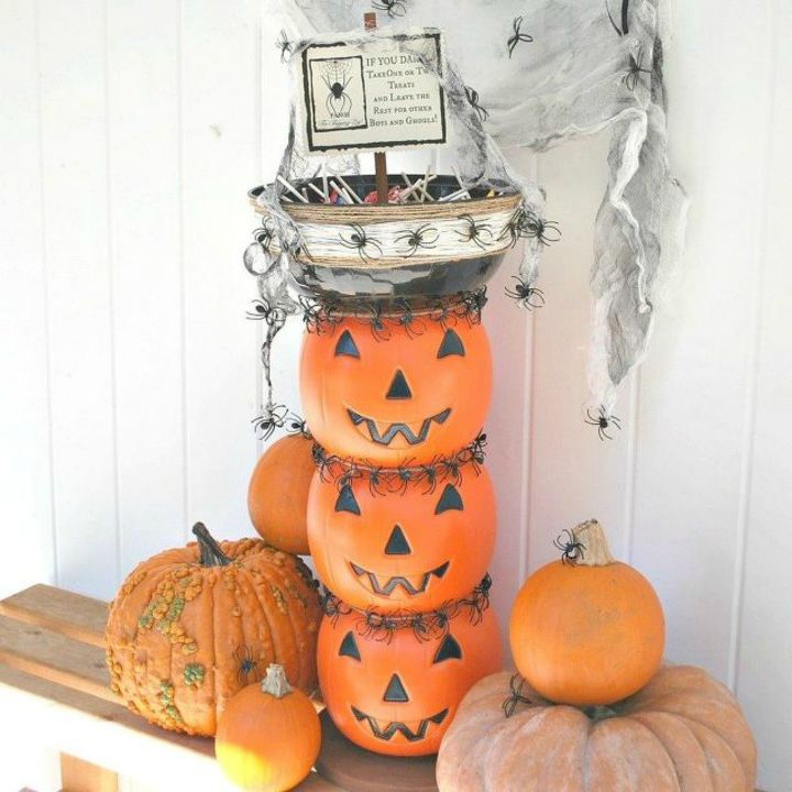 s 14 topiary techniques that are insanely popular this fall, gardening, Placing a candy bowl on jack o lanterns