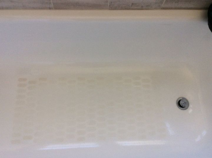 Cleaning the permanent slip-guard “dots” in my porcelain bathtub