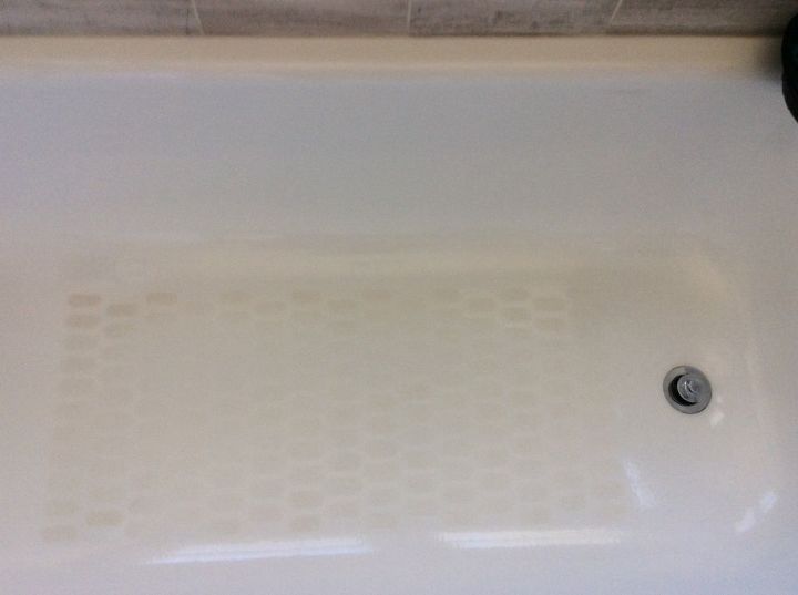 limpando os pontos antiderrapantes permanentes na minha banheira de, Como voc pode ver o resto da banheira est brilhante mas eu esfreguei as manchas e n o consegui deix las brancas novamente