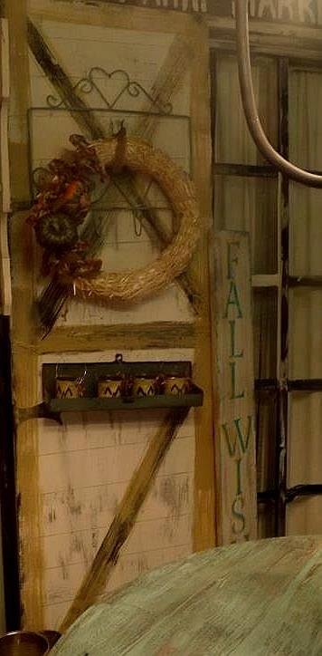 puerta de armario vieja pintada en una puerta de granero festiva