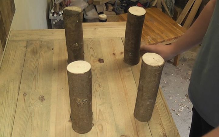 crea una jardinera rustica de troncos y palets