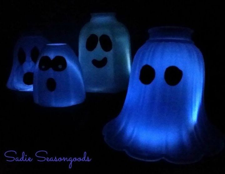 haz rer a tus vecinos con estas 16 divertidas ideas para halloween, Da la bienvenida a tus invitados con fantasmas brillantes