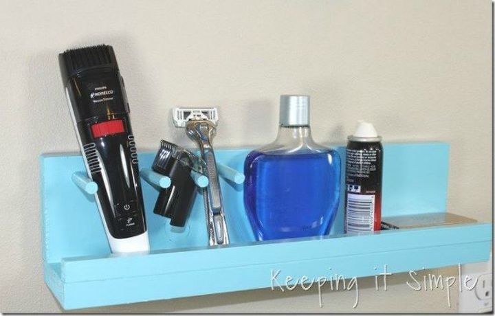 11 trucos para ahorrar espacio en tu pequeo cuarto de bao, Construye una peque a estanter a para tu maquinilla de afeitar