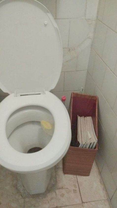 11 truques para economizar espao em seu banheiro pequeno, Um porta revistas para nosso banheiro pequeno