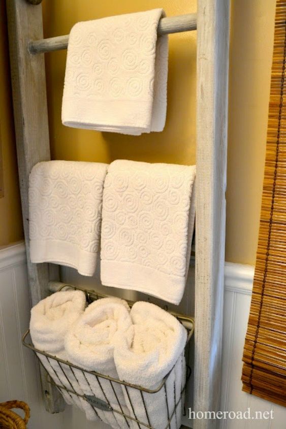 11 trucos para ahorrar espacio en tu pequeo cuarto de bao, Cuelga una escalera en la pared para las toallas