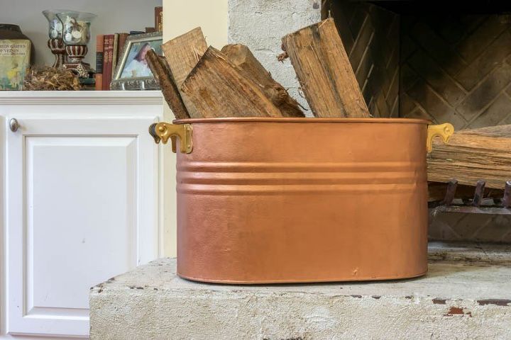 acabamento de cobre falso em uma banheira velha