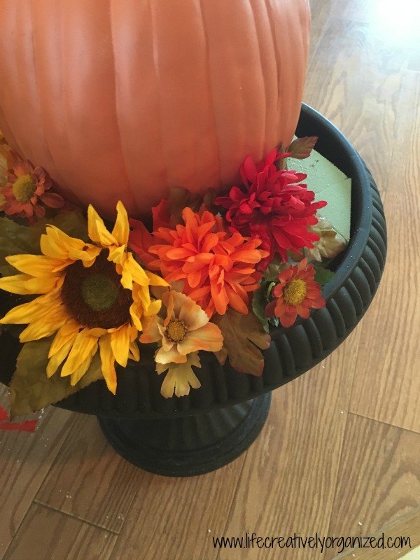 topiaria de abbora de outono elegante faa voc mesmo, Colocando as flores na espuma floral