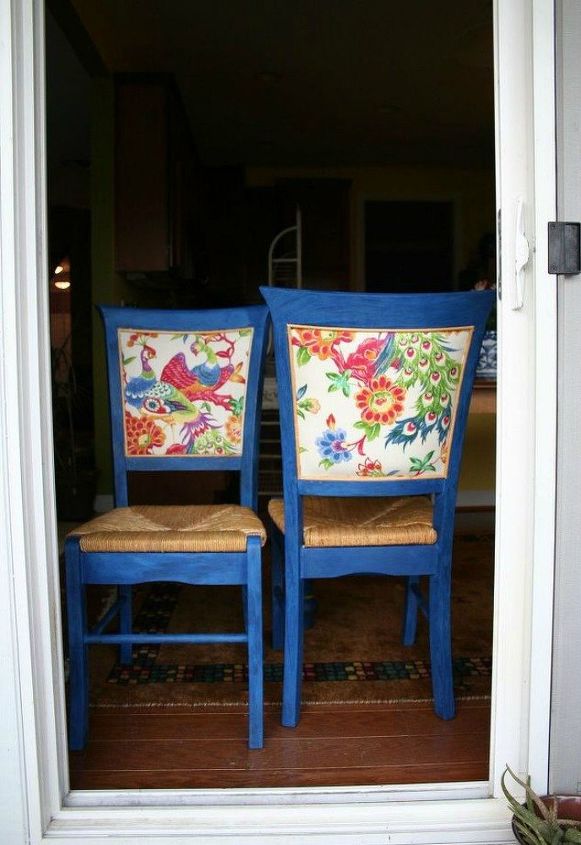 12 maneiras de atualizar suas cadeiras de sala de jantar antes das frias, Um belo encontro As cadeiras quebradas e a mesa mal combinada