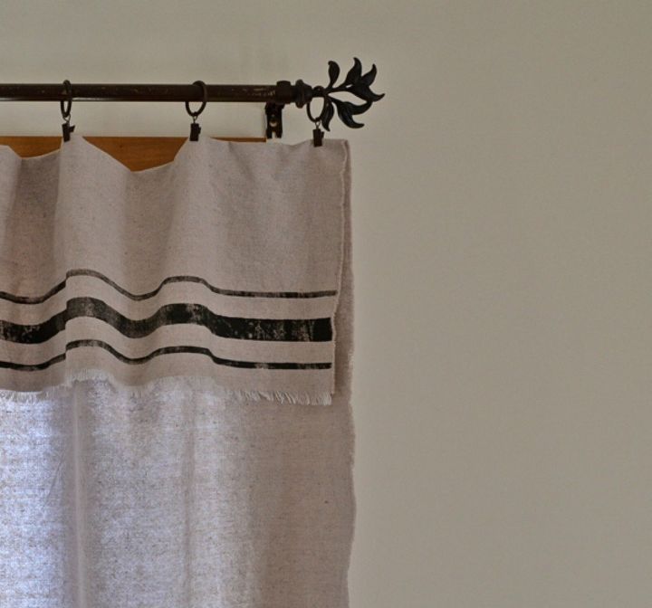 13 maneras en las que nunca pensaste en usar la cinta de pintor en tu casa, A ade un ribete negro a tus cortinas de arpillera