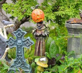 haz rer a tus vecinos con estas 9 ideas de jardines de hadas para halloween, Utiliza mini cabezas de calabaza en un cementerio de hadas