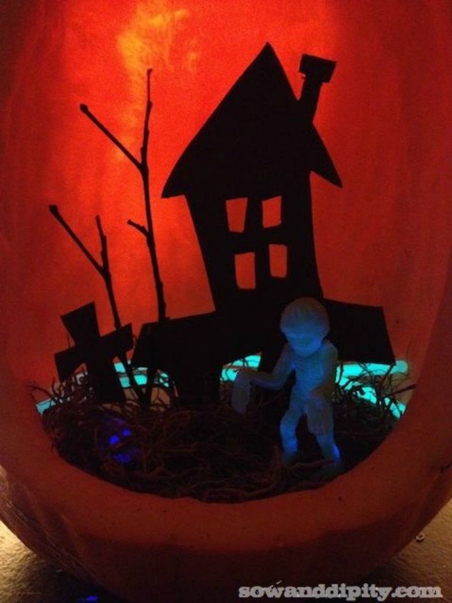 faa seus vizinhos rirem com essas 9 ideias de jardim de fadas para o halloween, Mini jardins de Halloween em uma ab bora