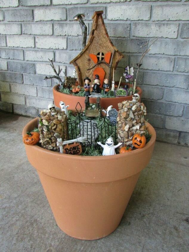 faa seus vizinhos rirem com essas 9 ideias de jardim de fadas para o halloween, Transforme uma casa de passarinho em uma casa de Halloween