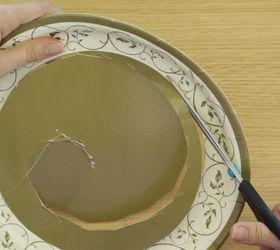 cmo hacer una corona otoal con platos de papel, Recortar el centro del plato de papel