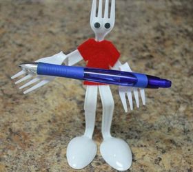 11 brilliant ways to reuse plastic spoons, Glue them into adorable pen holders