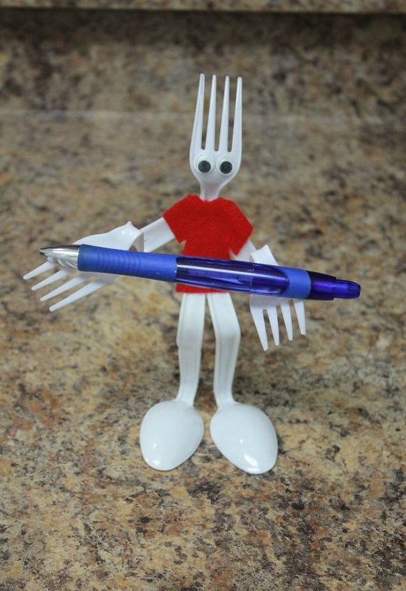 11 brilliant ways to reuse plastic spoons, Glue them into adorable pen holders