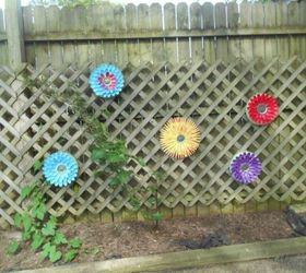 11 brilliant ways to reuse plastic spoons, Paint them into colorful fence flowers