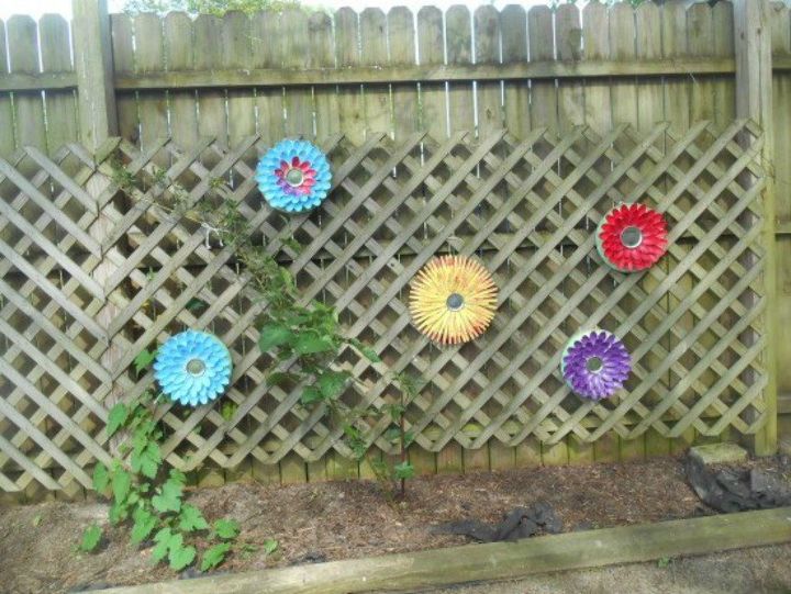 11 brilliant ways to reuse plastic spoons, Paint them into colorful fence flowers