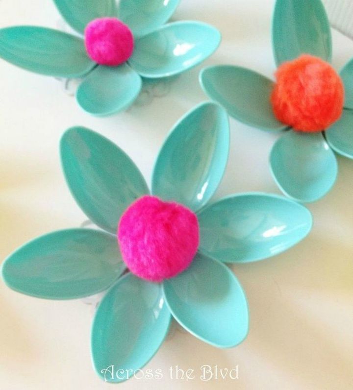 11 brilliant ways to reuse plastic spoons, Or into small pretty flowers