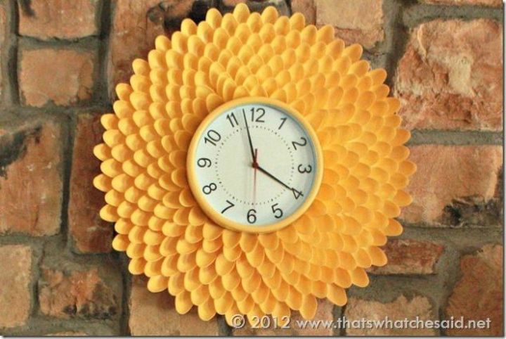 11 brilliant ways to reuse plastic spoons, Glue them into a bright chrysanthemum clock