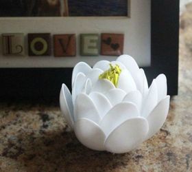 11 brilliant ways to reuse plastic spoons, Turn them into decorative white lotuses