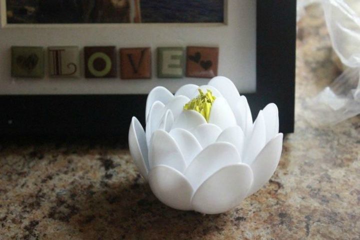 11 brilliant ways to reuse plastic spoons, Turn them into decorative white lotuses