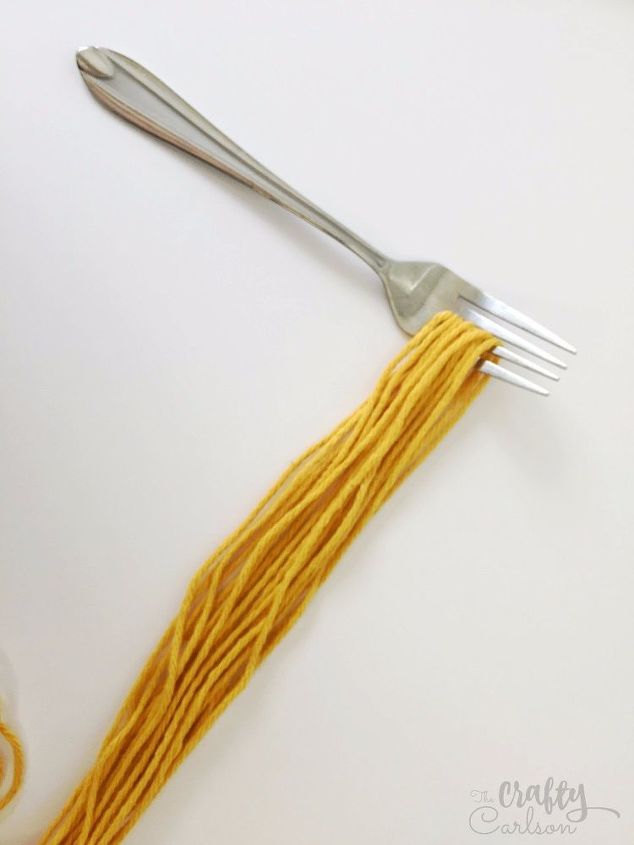 tutorial de borlas de hilo diy hechas con un tenedor