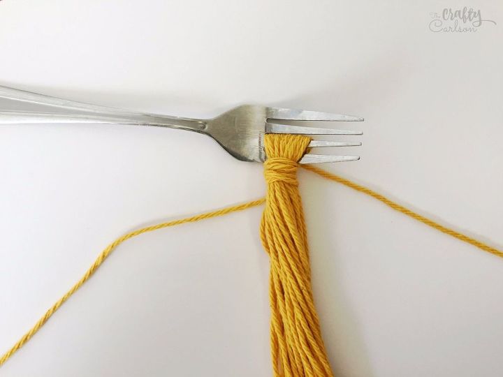 tutorial de borlas de hilo diy hechas con un tenedor