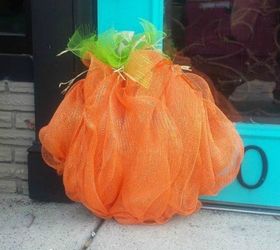 s pinch mesh into shapes for these beautiful holiday d cor ideas, home decor, A bright pumpkin wreath