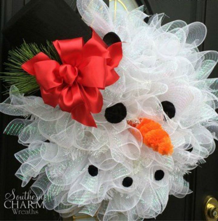 pegue la malla en formas para estas hermosas ideas de decoracin navidea, Una corona de mu eco de nieve con sombrero de copa