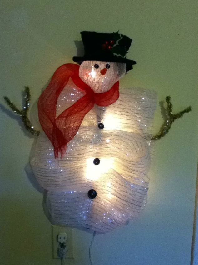 pegue la malla en formas para estas hermosas ideas de decoracin navidea, O un mu eco de nieve iluminado