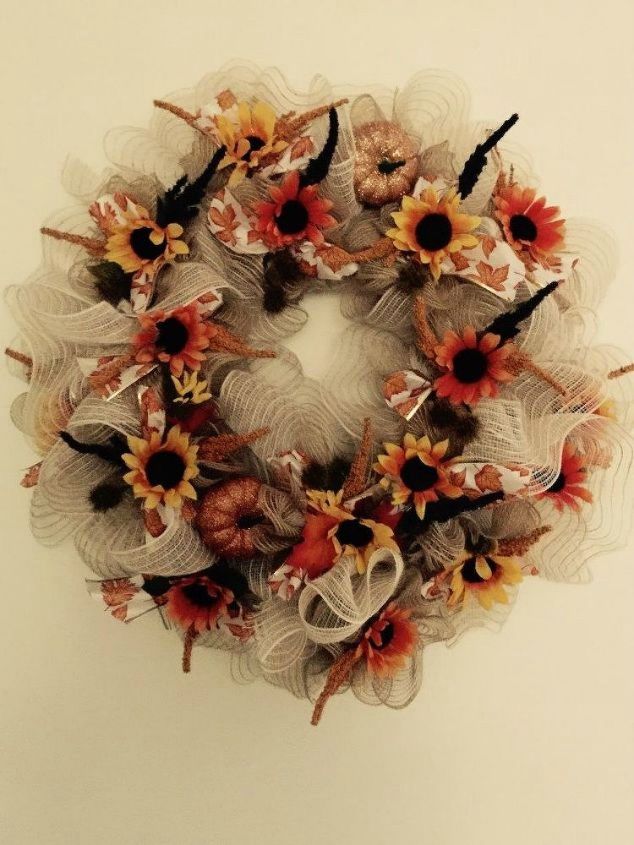 pegue la malla en formas para estas hermosas ideas de decoracin navidea, O una corona con calabazas y flores brillantes