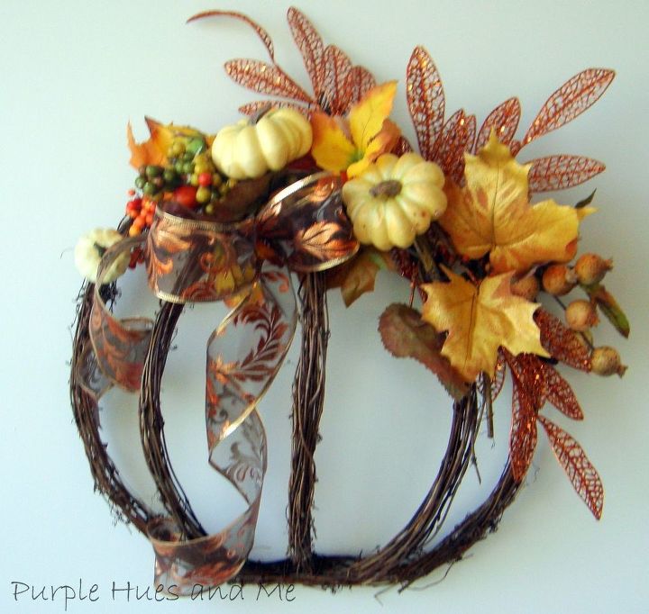 haz una corona de flores con forma de calabaza para el otono