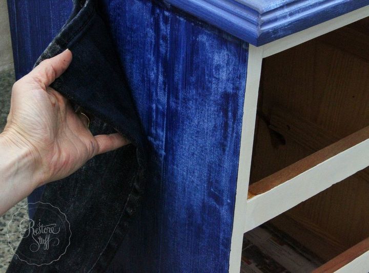 como criar uma aparncia de jeans falso em mveis pintados, Pressione o jeans aleatoriamente nas laterais