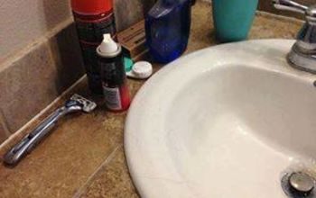 13 trucos que la gente que odia el desorden en el baño jura conocer