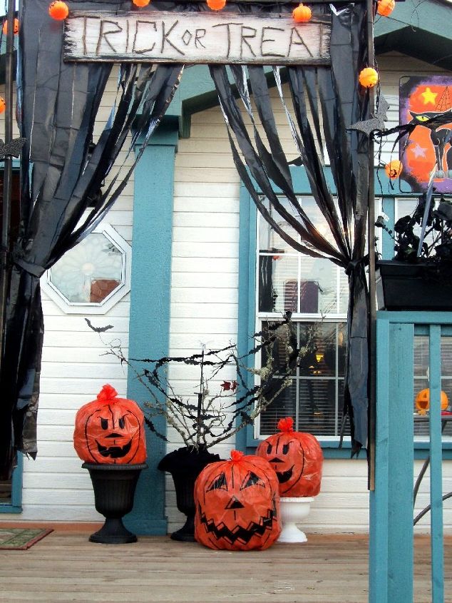 decoracion de halloween con bolsas de basura negras